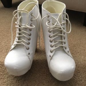 GORGEOUS ankle boot!  NWT.  Lace up.